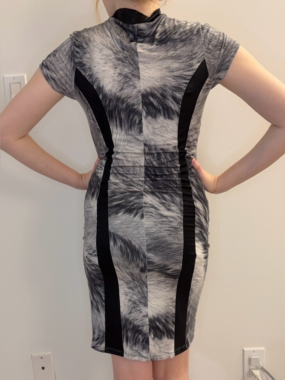 Grey Above-the-Knee Form-Fitting Dress Toi & moi M(medium)